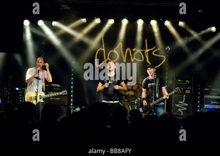 'Donots', Tedesco punk-rock band, vivono nel Schueuer Lucerna, Svizzera Foto Stock