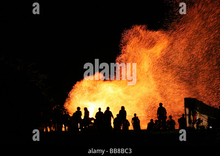 Solstice fire, Johanni fire, in Peretshofen, Dietramszell borough, Baviera, Germania Foto Stock