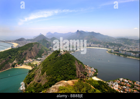 Vista dalla montagna di Sugarloaf su Rio de Janeiro, Brasile, Sud America Foto Stock