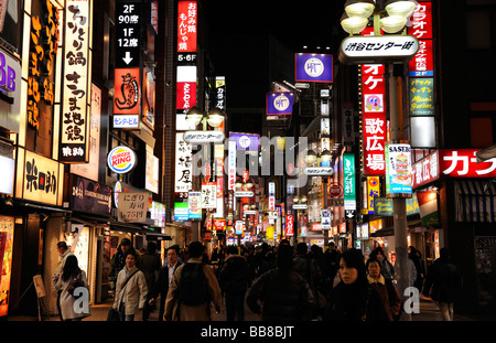 Shopping street presso la Stazione di Shibuya di Tokyo, Giappone, Asia Foto Stock