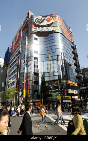 Shopping Street nel quartiere di Ginza, Tokyo, Giappone, Asia Foto Stock