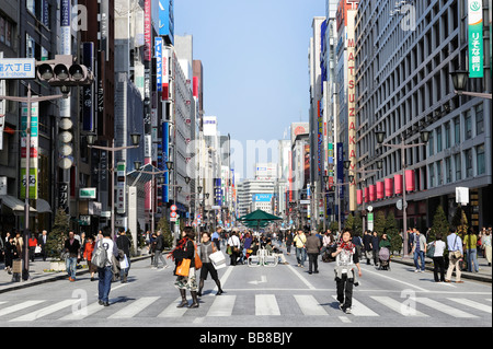 Shopping Street nel quartiere di Ginza, Tokyo, Giappone, Asia Foto Stock