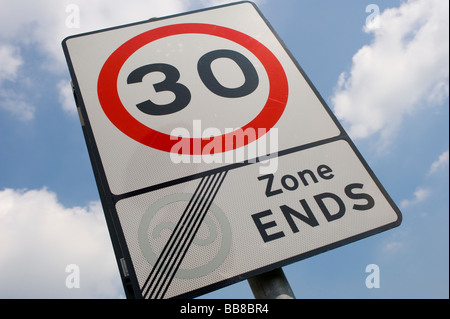 Cartello stradale che mostra che il traffico è di lasciare un 20 mph zona e il limite di velocità è ora 30 mph in una città in Inghilterra Foto Stock