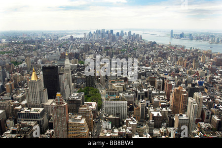 Vista su Manhattan dalla piattaforma di osservazione dell'Empire State Building, New York, Stati Uniti d'America Foto Stock