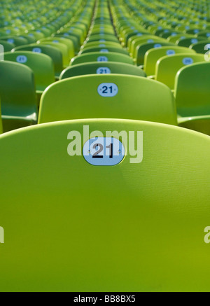 Fila di posti a sedere presso lo Stadio Olimpico di Monaco di Baviera, Germania, Europa Foto Stock