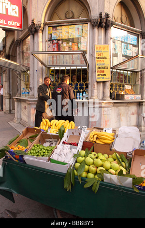 Istanbul Turchia venditore di frutta e frutta stallo a angolo di strada nel quartiere Gulhane al crepuscolo serale Foto Stock