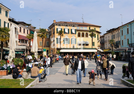 Piazza Carducci square, il centro storico di Sirmione sul Lago di Garda, Italia, Europa Foto Stock