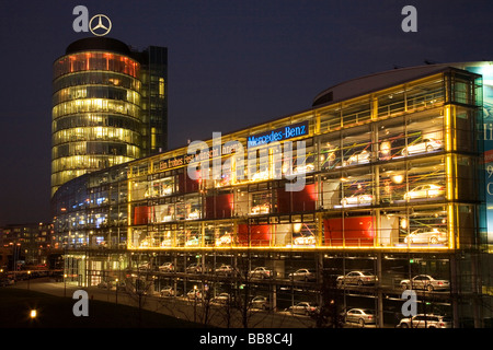 Concessionaria auto decorata come un calendario per il Natale di notte, Monaco di Baviera, Baviera, Baviera, Germania, Europa Foto Stock