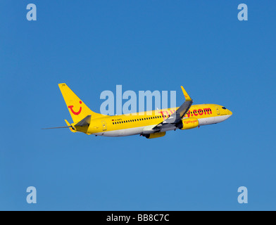 Aeromobili commerciali, TUIfly, Boeing 737-800, arrampicata contro un cielo blu Foto Stock