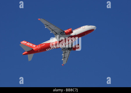 Gli aeromobili commerciali, Air Berlin Airbus A319, arrampicata contro un acciaio-cielo blu, prospettiva diagonalmente dal di sotto, airberlin.c Foto Stock