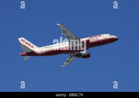 Aeromobili commerciali, Air Berlin Airbus A320-200, arrampicata contro un cielo blu Foto Stock