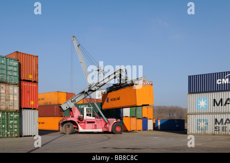 Impilatore di raggiungere il trasporto di un contenitore di 40 piedi, Bonn terminal container del porto di Bonn, Renania settentrionale-Vestfalia, Germania, Europa Foto Stock