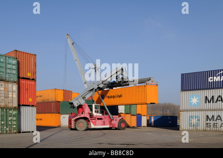 Impilatore di raggiungere il trasporto di un contenitore di 40 piedi, Bonn terminal container del porto di Bonn, Renania settentrionale-Vestfalia, Germania, Europa Foto Stock