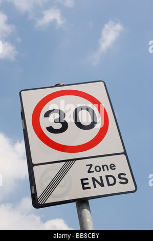 Cartello stradale che mostra che il traffico è di lasciare un 20 mph zona e il limite di velocità è ora 30 mph in una città in Inghilterra Foto Stock