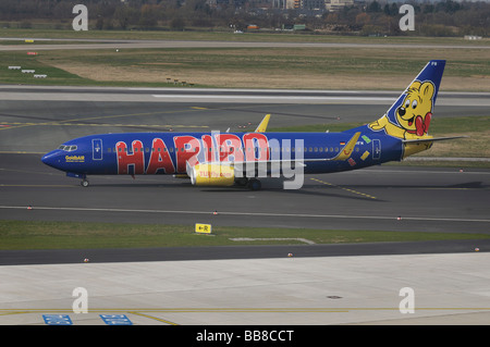 Aereo commerciale im Haribo design, TUIfly GoldbAir Boeing 737-800 sulla pista, Duesseldorf International Airport North Rh Foto Stock