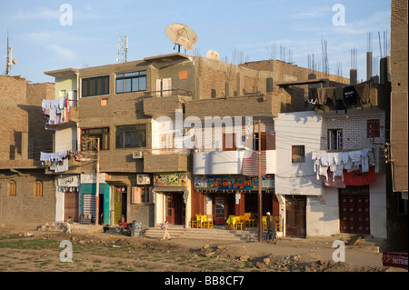 Fila di mattoni tradizionali case di stile, Luxor, Egitto, Africa Foto Stock