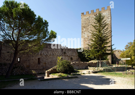 Cortile interno e la torre del Castello di Lombardia castello, Enna, Sicilia, Italia Foto Stock