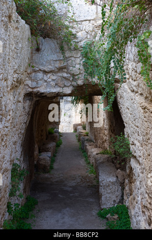 Corridoio di roccia del Castello Eurialo vicino Syracus, Sicilia, Italia Foto Stock