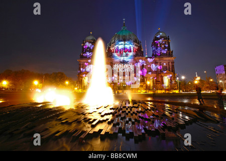Illuminata la Cattedrale di Berlino, fontana, durante la festa delle luci a Berlino, Germania Foto Stock