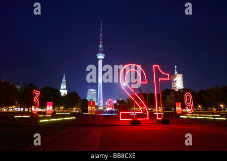 Orologio a luce fossile nel Marx-Engels-Forum, di fronte alla torre della televisione durante il Festival delle luci a Berlino, Germania Foto Stock