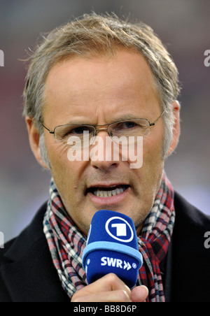 Il presentatore TV, sport reporter Reinhold Beckmann, ARD, tenendo in mano un microfono Foto Stock