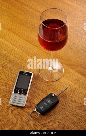 Il vino rosso, le chiavi dell'auto, simbolica della guida in stato di ebbrezza Foto Stock