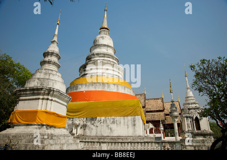 Due zafferano pietra drappeggiato chedis del parco di Wat Phra Singh in Chiang Mai Thailandia del Nord Foto Stock