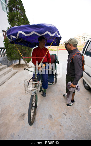 Cina, Zhoushan Prefettura, Shengsi Isole. Sijiao Island, risciò bicicletta. Foto Stock