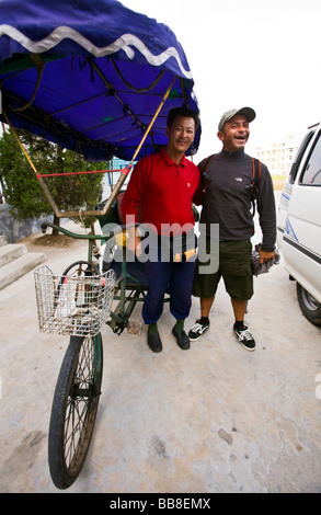 Cina, Zhoushan Prefettura, Shengsi Isole. Sijiao Island, risciò bicicletta. Foto Stock