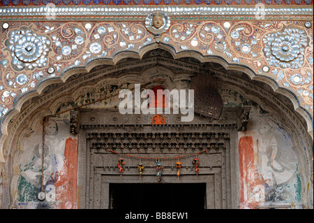 Decorate arco della porta di una casa di mercanti, Haveli, Mandawa, regione di Shekhawati, Rajasthan, Nord India, Asia del Sud Foto Stock