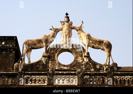 Krishna statua con vacche sulla porta della città di Mandawa, regione di Shekhawati, Rajasthan, Nord India, Asia del Sud Foto Stock