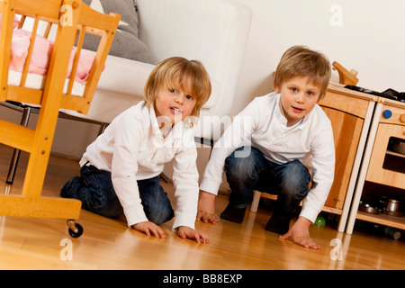 Due ragazzi di 3 e 6 anni, a prepararsi per una gara Foto Stock