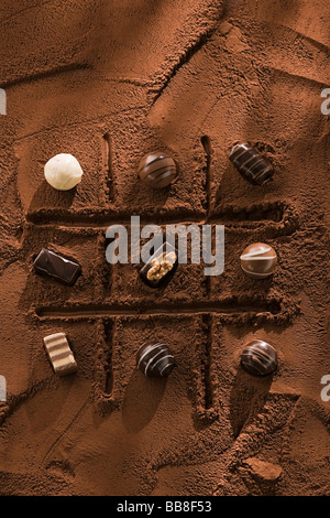 Tris con tartufi di cioccolato sul cacao in polvere Foto Stock