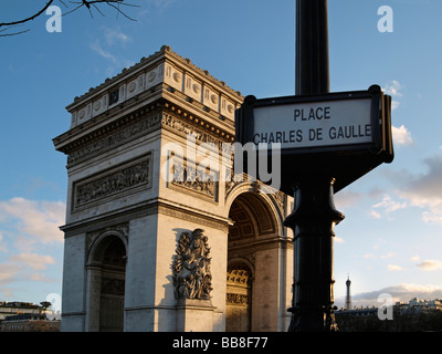 Arc de Triomphe arco trionfale con un cartello stradale "Place Charles de Gaulle' e la Torre Eiffel, Parigi, Francia, Europa Foto Stock