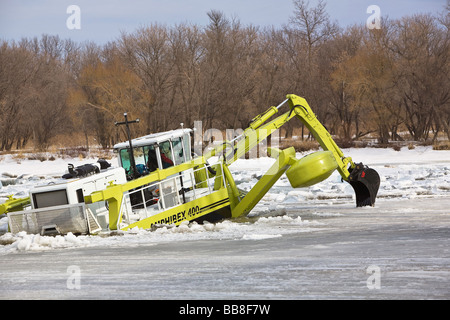 Amphibex Icebreaker macchina rompendo gli inceppamenti di ghiaccio sul Fiume Rosso, vicino a Selkirk, Manitoba, Canada. Foto Stock