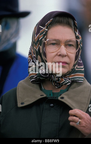 Una regina Elisabetta II dall'aspetto ansioso, che indossa occhiali, un copricapo in seta e una giacca verde cerata. Spettacolo di cavalli Royal Windsor. Berkshire, Inghilterra.1989 Foto Stock