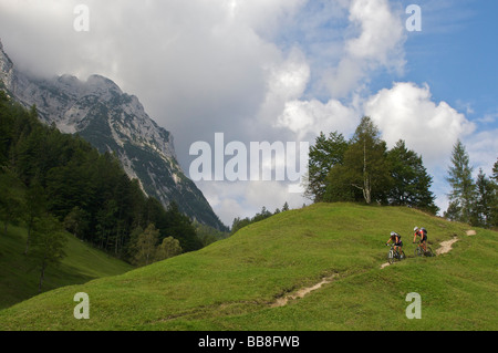 Motociclisti di montagna maschi e femmine nei pressi di Mittenwald, alta Baviera, Baviera, Germania, Europa Foto Stock