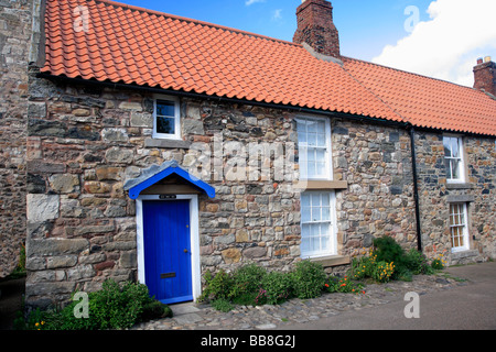 Costruito in pietra Cottages sull Isola Santa Lindisfarne Nord Northumberland Coast Inghilterra REGNO UNITO Foto Stock