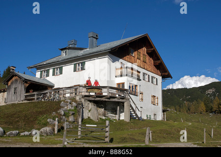 Gli amanti della mountain bike, maschio e femmina, all'Adlerspointalp vicino a Kirchdorf, Tirolo, Austria Foto Stock