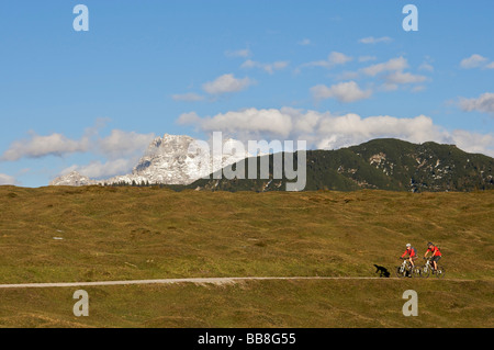 Motociclisti di montagna, uomini e donne, vicino a Kirchdorf, Lofer Steinberge Montagne, Tirolo, Austria Foto Stock