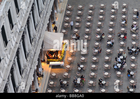 Tavolini di un caffè sulla Piazza San Marco, Venezia, Italia e Europa Foto Stock