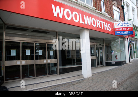 Svuotare magazzino Woolworths in Carmarthen Town Center, il Galles. Il negozio è ancora lasciato dopo molti mesi Foto Stock