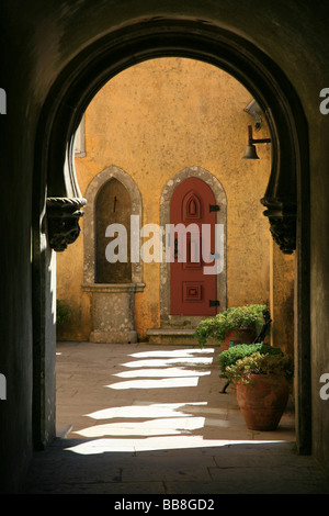 Piccolo cortile al XIX secolo Pena Palazzo Nazionale di Sintra, Portogallo Foto Stock