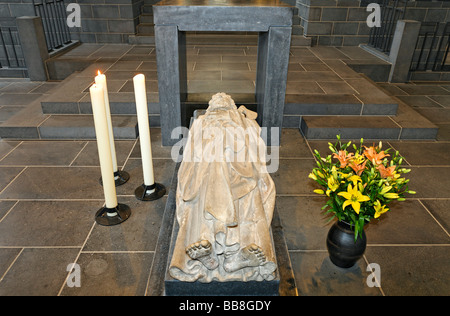 La scultura sopra l Apostolo la tomba di San Matthias Basilica, Abbazia benedettina, Trier, Renania-Palatinato, Germania, Europa Foto Stock