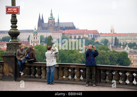 Praga Repubblica Ceca turisti prendere le fotografie digitali dal ponte Legii nella Città Vecchia Foto Stock