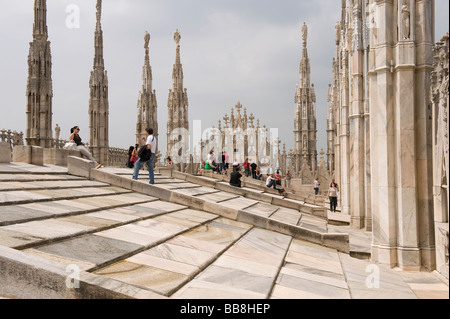 Visitatori sul tetto del duomo di Milano, Italia Foto Stock