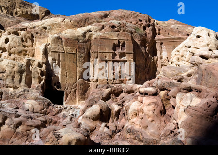 Nascosto piccole tombe di Petra piccola area Siq Nabataeans città capitale Al Khazneh Giordania realizzato scavando un fori nelle rocce Foto Stock