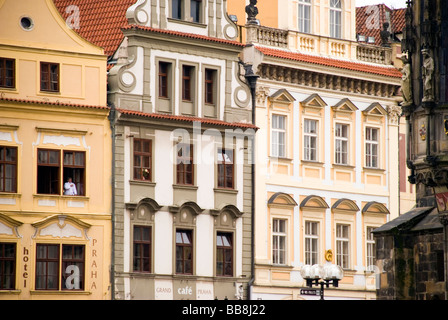 Praga Repubblica Ceca guardando fuori da una finestra di hotel attraverso Staromestske nam o Piazza della Città Vecchia Foto Stock