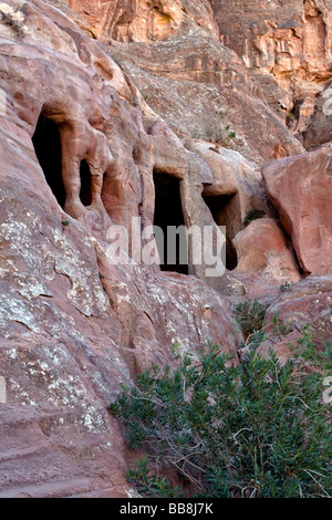 Nascosto piccole tombe di Petra piccola area Siq Nabataeans città capitale Al Khazneh Giordania realizzato scavando un fori nelle rocce Foto Stock