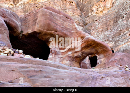 Nascosto piccole tombe di Petra piccola area Siq Nabataeans città capitale Al Khazneh Giordania realizzato scavando un fori nelle rocce Foto Stock